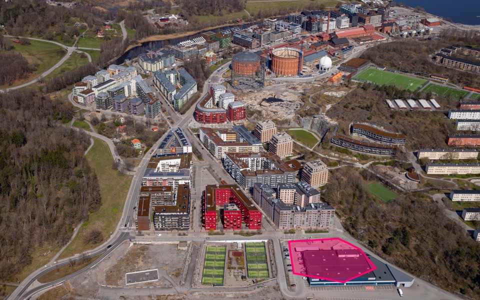 Flygfoto över Norra Djurgårdsstaden. Rosa markering till höger visar markanvisat område. 